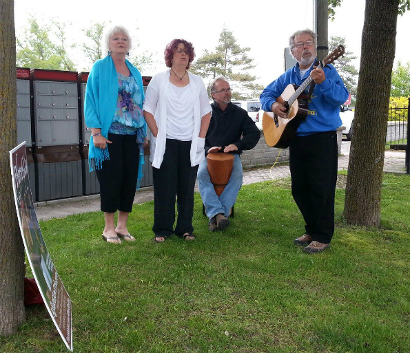 afterglow-seniors-day-busking-photo-by-sari-pandopulos